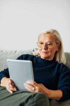 3484_Woman with tablet-1